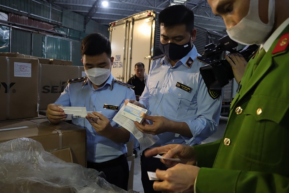 Hà Nội: Thu giữ lượng “khủng” kit test Covid-19, mỹ phẩm... 10 tỷ đồng