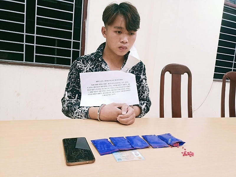 Đối tượng Hờ A Ly bị lực lượng chức năng bắt giữ. Ảnh : Công an Điện Biên