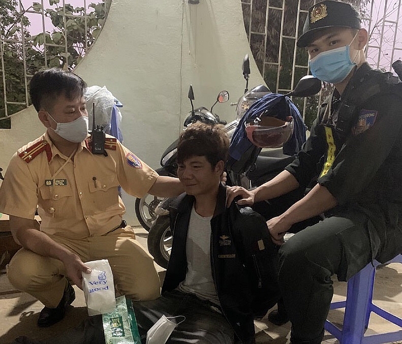 Đối tượng Lò Văn Đảng cùng tang vật tại cơ quan công an. Ảnh: Công an  Điện Biên.