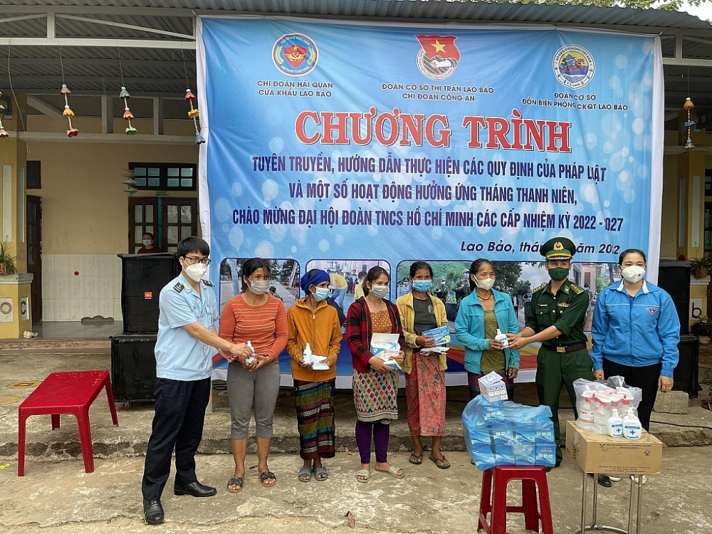 Thanh niên Hải quan Lao Bảo tuyên truyền pháp luật tới cư dân biên giới