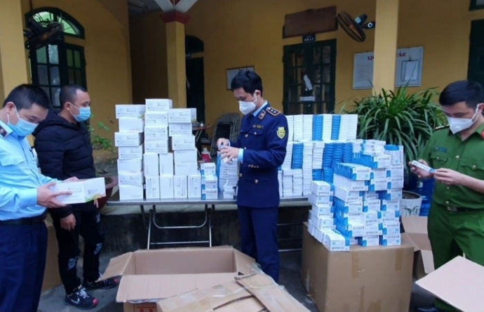 Thu giữ gần 60.000 kit test Covid-19 và viên nang Liên Hoa Thanh Ôn