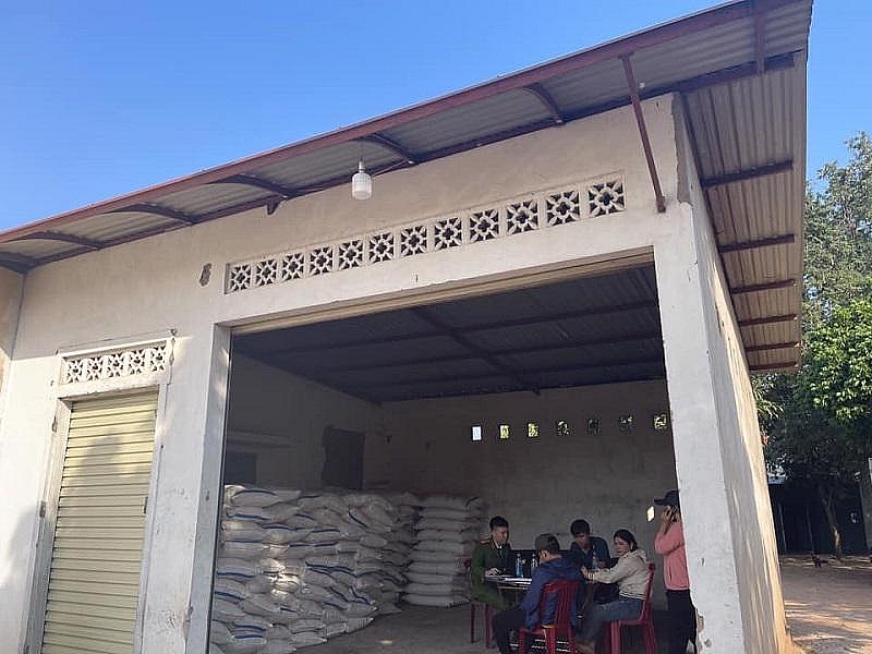 Lực lượng chức năng tiến hành làm việc, kiểm tra phát hiện bên trong nhà kho chứa 10 tấn đường nhập lậu. (Ảnh: CA Quảng Trị).