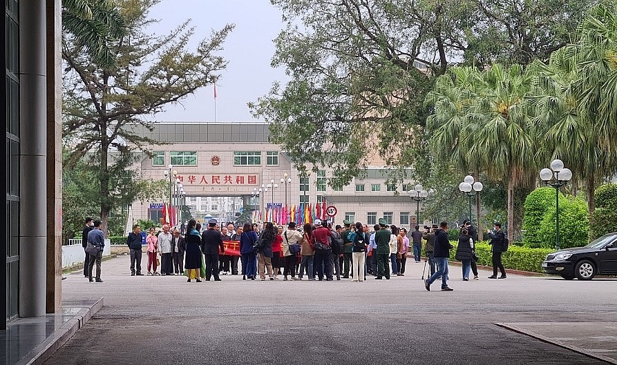 Đoàn khách xuất nhập cảnh có mặt tại Cửa khẩu quốc tế Móng Cái vào sáng này 15/3.