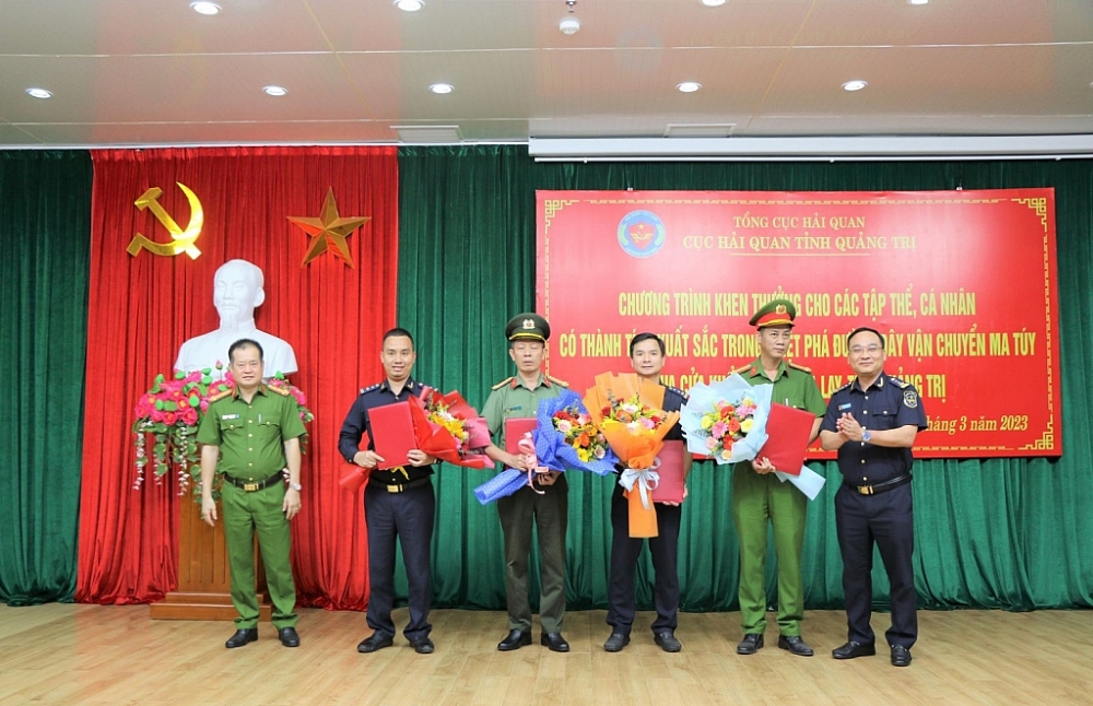 Lãnh đạo Cục Hải quan Quảng Trị trao thưởng, tặng hoa chúc mừng các lực lượng. Ảnh: Hải quan Quảng Trị