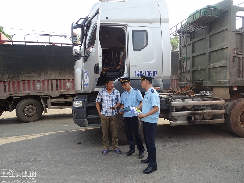 hai quan hoanh mo phat gan 300 to roi tuyen truyen pho bien phap luat