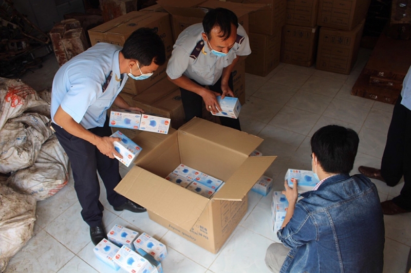 hai quan quang tri chuyen giao 64700 chiec khau trang de phuc vu phong chong covid 19