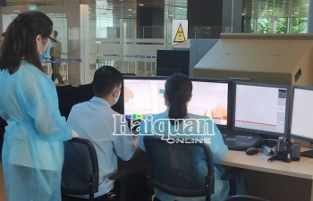 Hình ảnh công chức Hải quan sân bay Vân Đồn làm thủ tục cho 576 khách xuất nhập cảnh