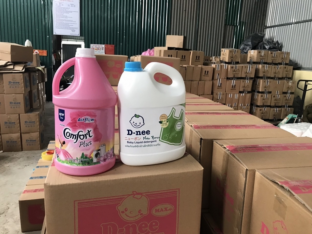 Dùng xô, chậu để pha chế nước giặt giả nhãn hiệu D-nee, Comfort