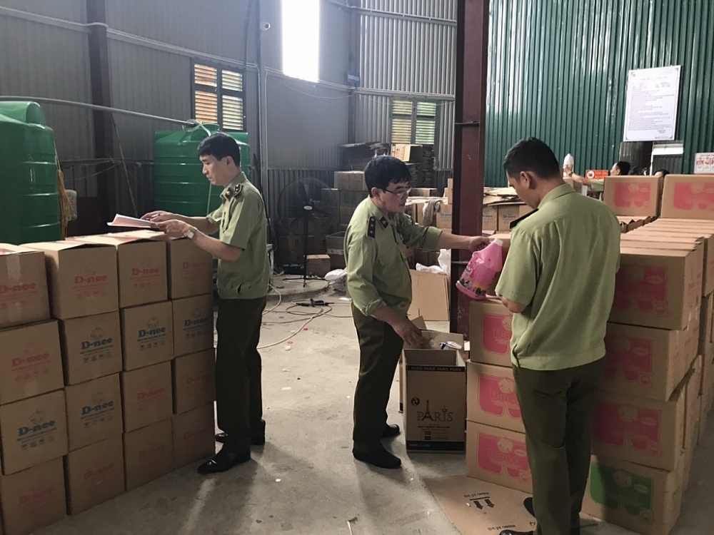 Dùng xô, chậu để pha chế nước giặt giả nhãn hiệu D-nee, Comfort