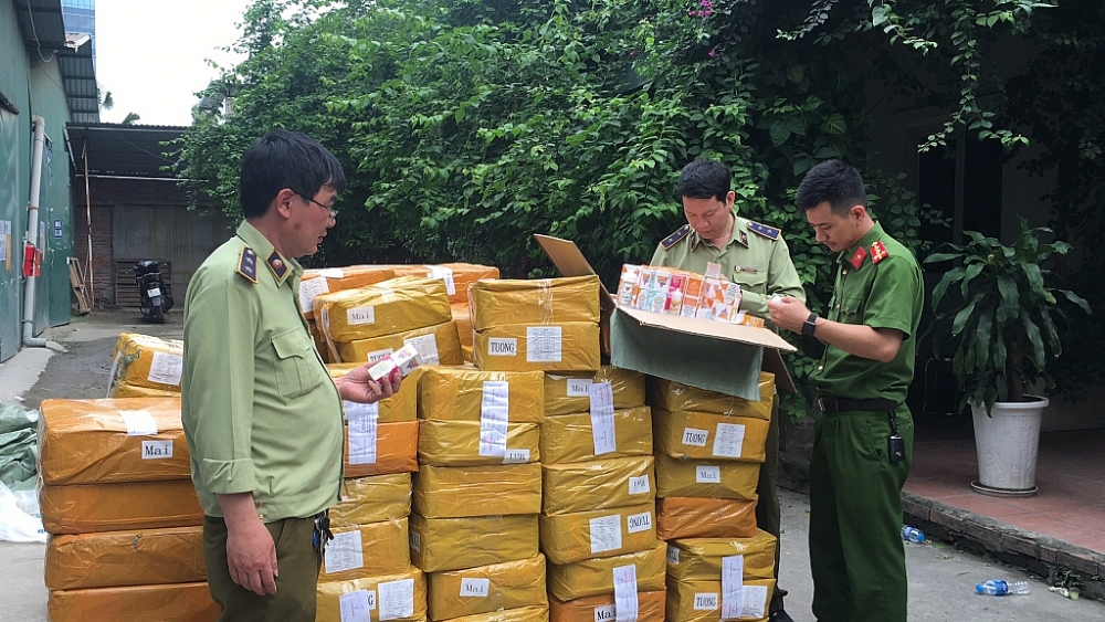 Hà Nội: Phát hiện gần 14.000 lọ tinh dầu thuốc lá điện tử tập kết tại nơi trung chuyển