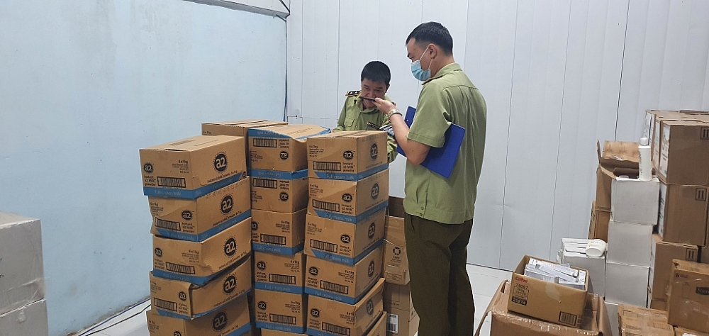Lực lượng chức năng kiểm tra hàng hóa vi phạm.