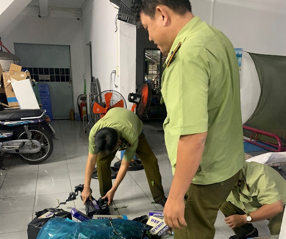Lực lượng chức năng kiểm tra.