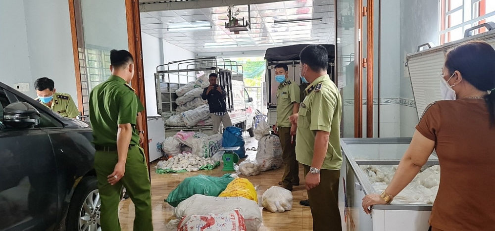 Lực lượng chức năng kiểm tra hàng hóa vi phạm.