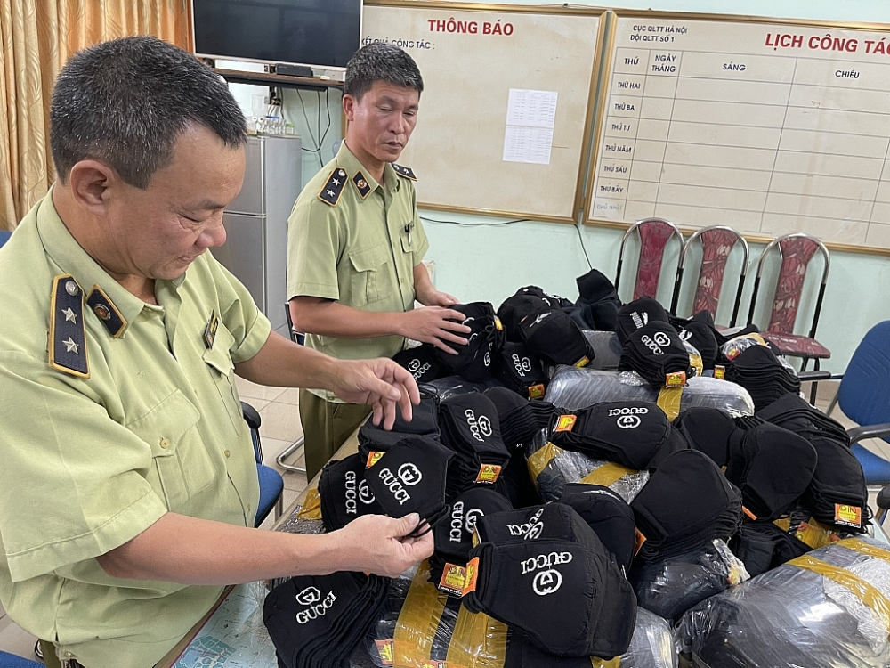 Lực lượng Quản lý thị trường kiểm tra hàng hóa.