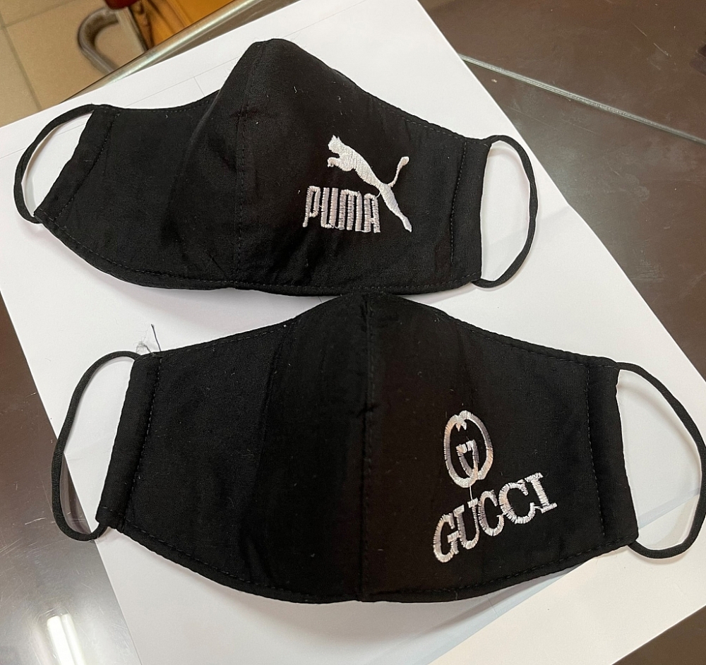 Cận cảnh khẩu tra có dấu hiệu giả nhãn hiệu GUCCI, PUMA.