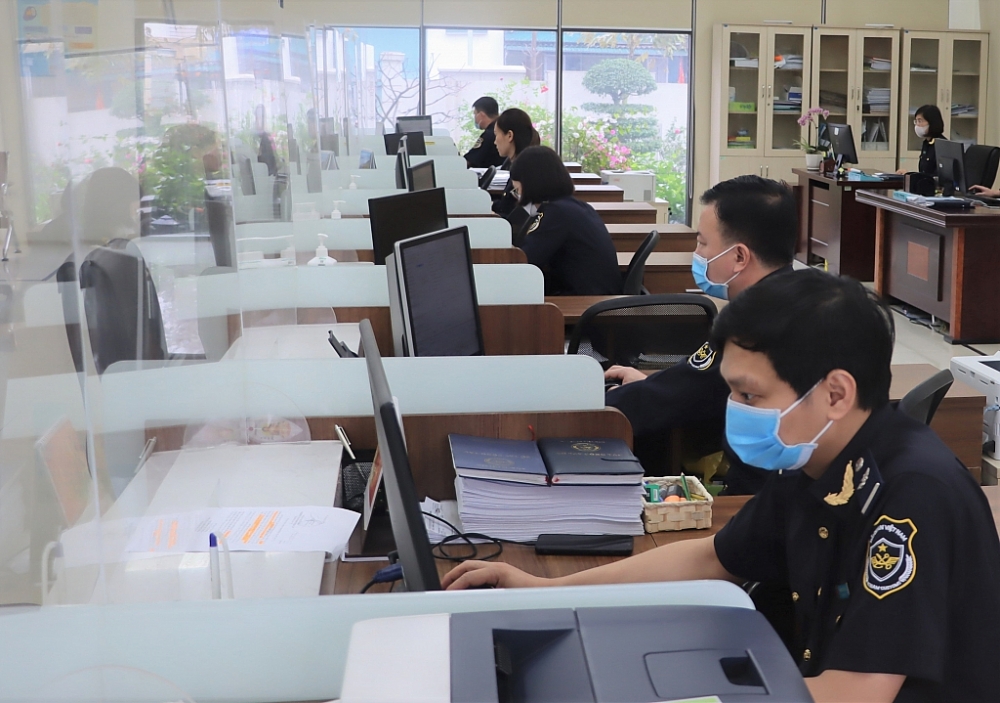 Hoạt động nghiệp vụ tại Chi cục Hải quan cửa khẩu cảng Hòn Gai. Ảnh: Q.H