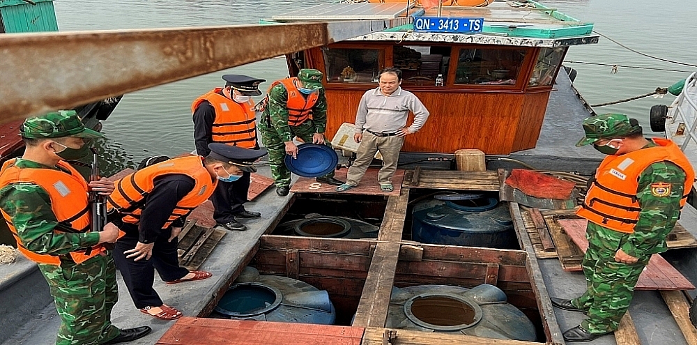 Lực lượng Hải quan, Biên phòng phối hợp  kiểm tra phương tiện ngày 14/3.