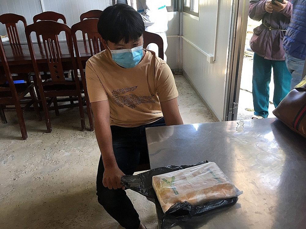 Đố tượng cùng tang vật 6.00 viên ma túy tổng hợp.