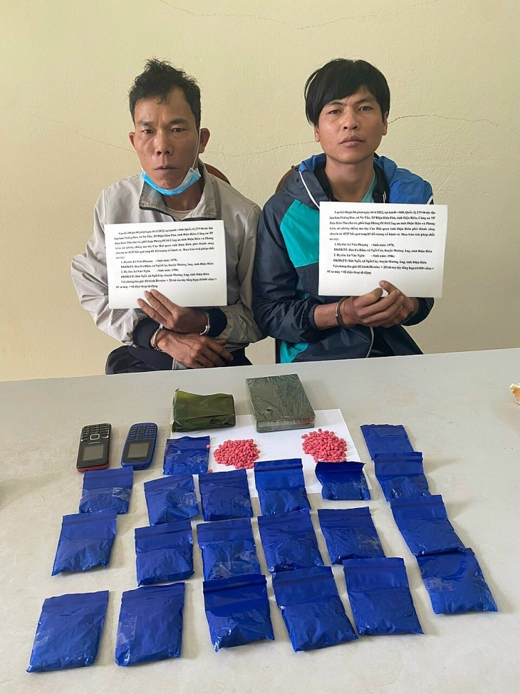 Hai đối tượng cùng tang vật.