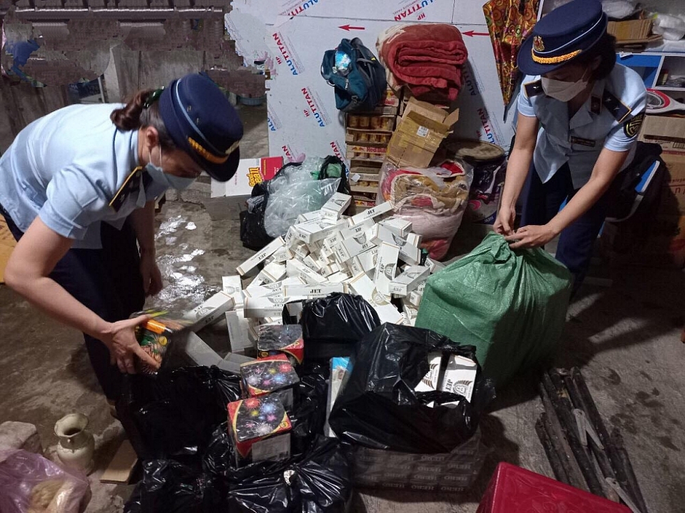 Lực lượng chức năng kiểm tra hàng hóa vi phạm.
