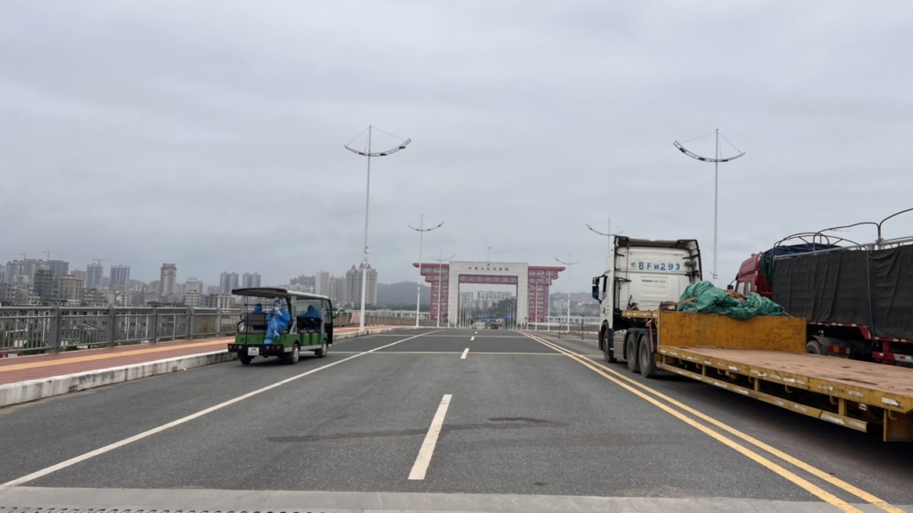 Ghi nhận ngày đầu cầu Bắc Luân II thông quan trở lại