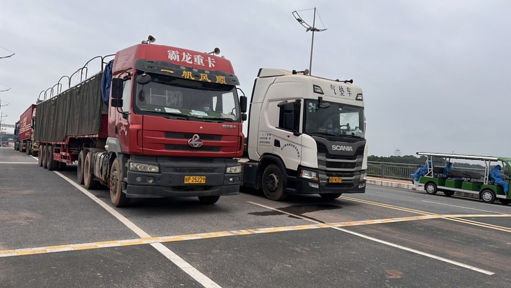 163 xe linh liện ô tô, điện tử nhập khẩu qua cầu Bắc Luân II