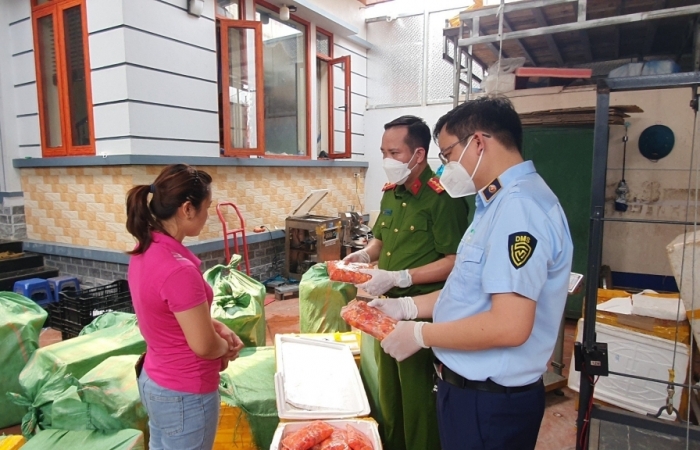 Tạm giữ hơn 1 tấn trứng non, thịt lợn không rõ nguồn gốc