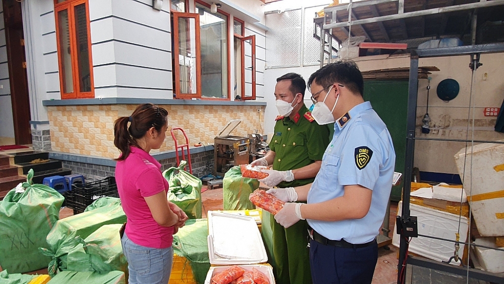 Tạm giữ  hơn 1 tấn trứng non, thịt lợn không rõ nguồn gốc