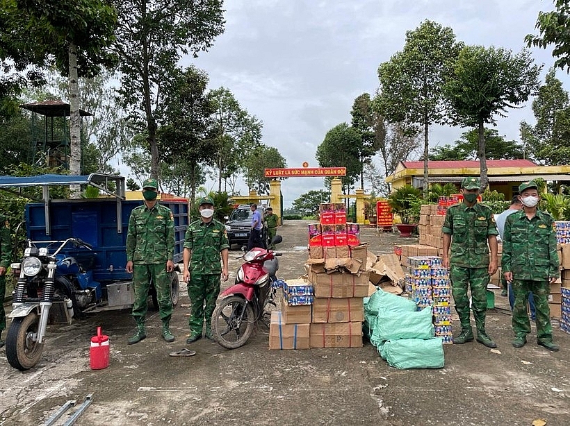 3 tập thể, 6 cá nhân Biên phòng được tặng Bằng khen về thành tích bắt pháo nổ, thuốc lá lậu