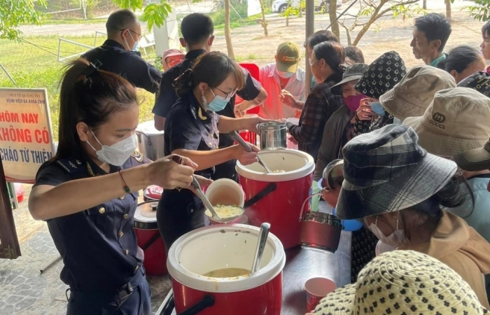 Thanh niên Hải quan Quảng Trị trao quà tới bệnh nhân nghèo