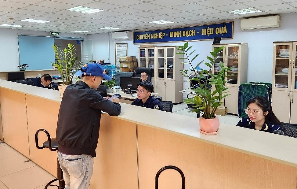 Cán bộ công chức Đội Nghiệp vụ Hải quan Yên Bình tiếp nhận và xử lý tờ khai hải quan.
