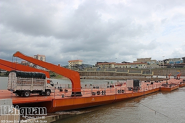 mong cai hon 21000 tan hoa qua xuat khau qua cau phao km34