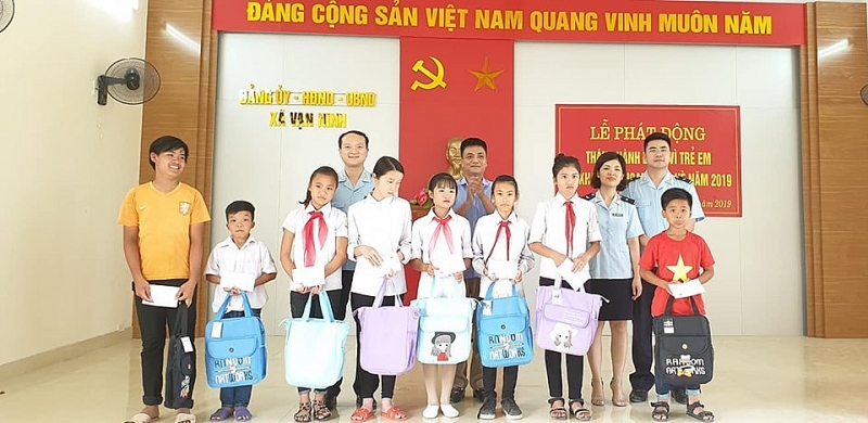 thanh nien hai quan mong cai trao qua cho hoc sinh co hoan canh kho khan