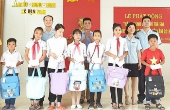 Thanh niên Hải quan Móng Cái trao quà cho học sinh có hoàn cảnh khó khăn