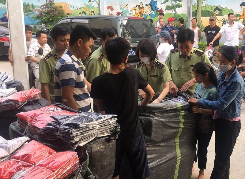 ha noi tam giu hang nghin quan ao gia mao nhan hieu lv adidas