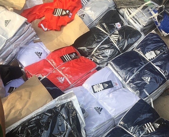 ha noi tam giu hang nghin quan ao gia mao nhan hieu lv adidas