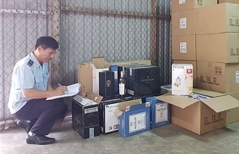 Dùng xe khách hoán cải để chở rượu, đồ điện tử không giấy tờ