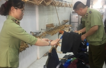 Truy quét các điểm kinh doanh túi xách, ví da... giả thương hiệu nổi tiếng
