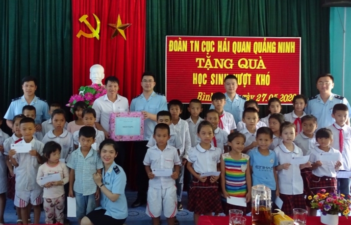 Thanh niên Hải quan Quảng Ninh tặng quà cho các em học sinh dịp 1/6