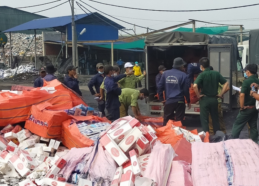 Lực lượng chức năng phối hợp tiêu hủy thuốc lá.