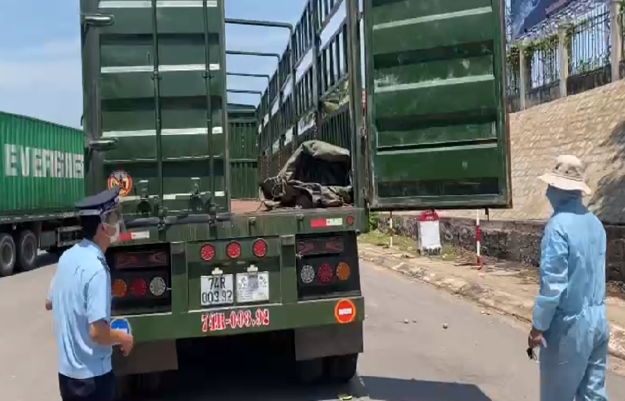 Quảng Trị: Đổi người điều khiển phương tiện hàng hóa XNK để phòng dịch