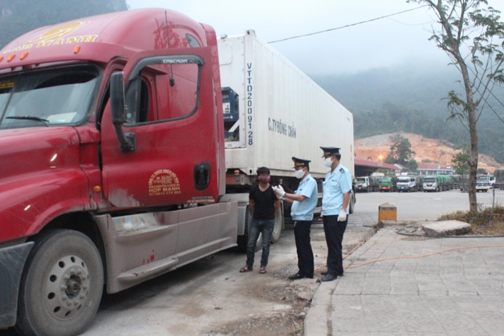 Công chức Chi cục Hải quan cửa khẩu Cha Lo kiểm tra, giám sát phương tiện qua cửa khẩu. Ảnh: Lê Phú