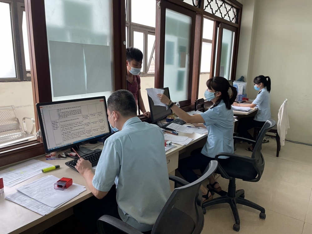Công chức Chi cục Hải quan cửa khẩu Cha Lo giải quyết thù tục cho doanh nghiệp ngày 7/5/2021). Ảnh: Lê Phú