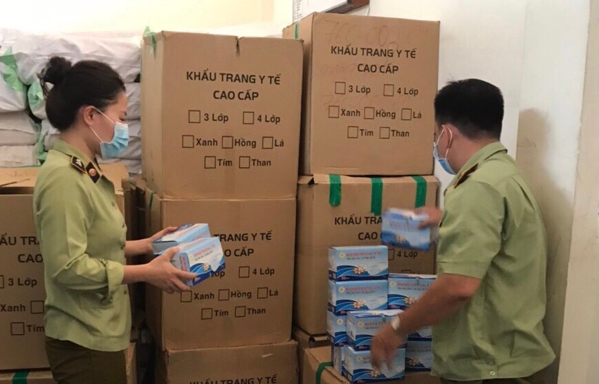Cân nhắc việc tạm ngừng kinh doanh tạm nhập, tái xuất khẩu trang, găng tay y tế