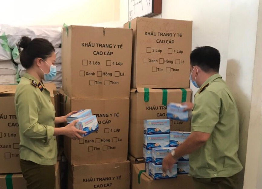 Lực lượng chức năng kiểm tra khẩu trang vi phạm.
