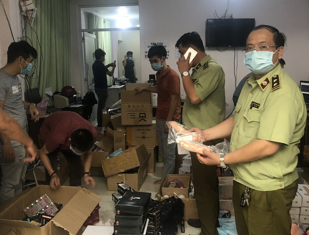 Lực lượng chức năng kiểm tra địa điểm kinh doanh.