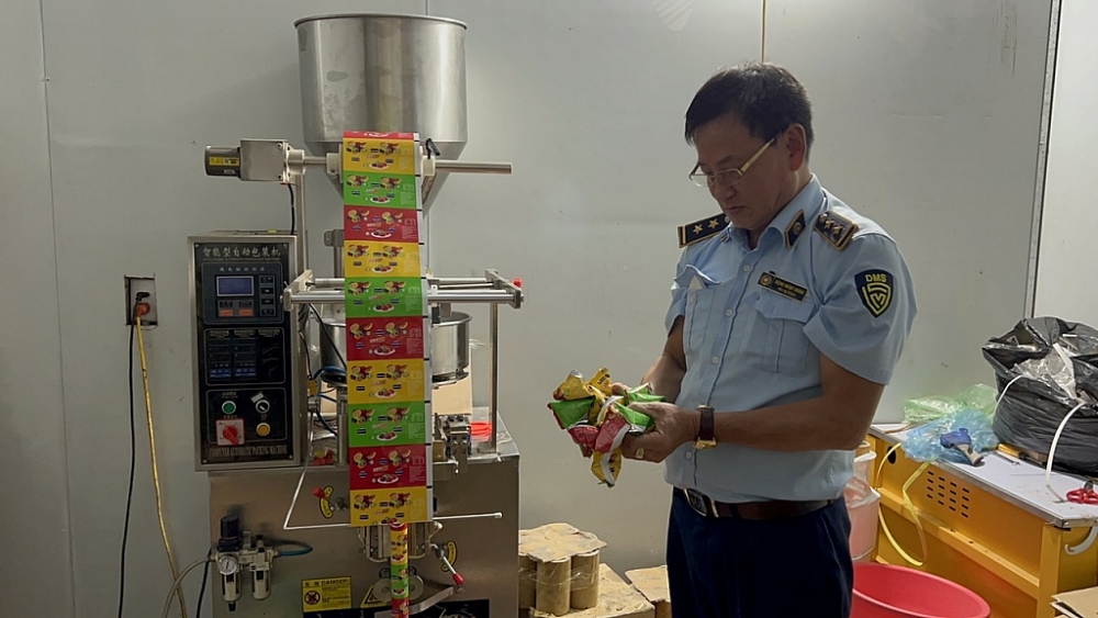 Lực lượng chức năng kiểm tra hàng hóa vi phạm.