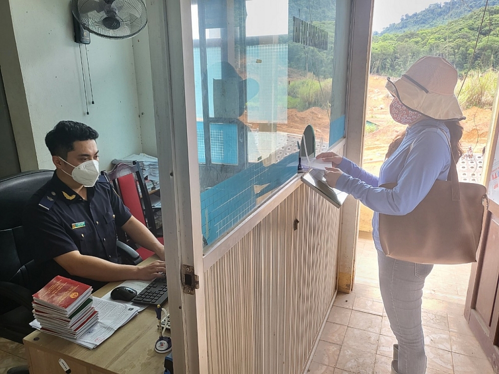 Công chức Chi cục Hải quan cửa khẩu La Lay giải quyết thủ tục cho doanh nghiệp.