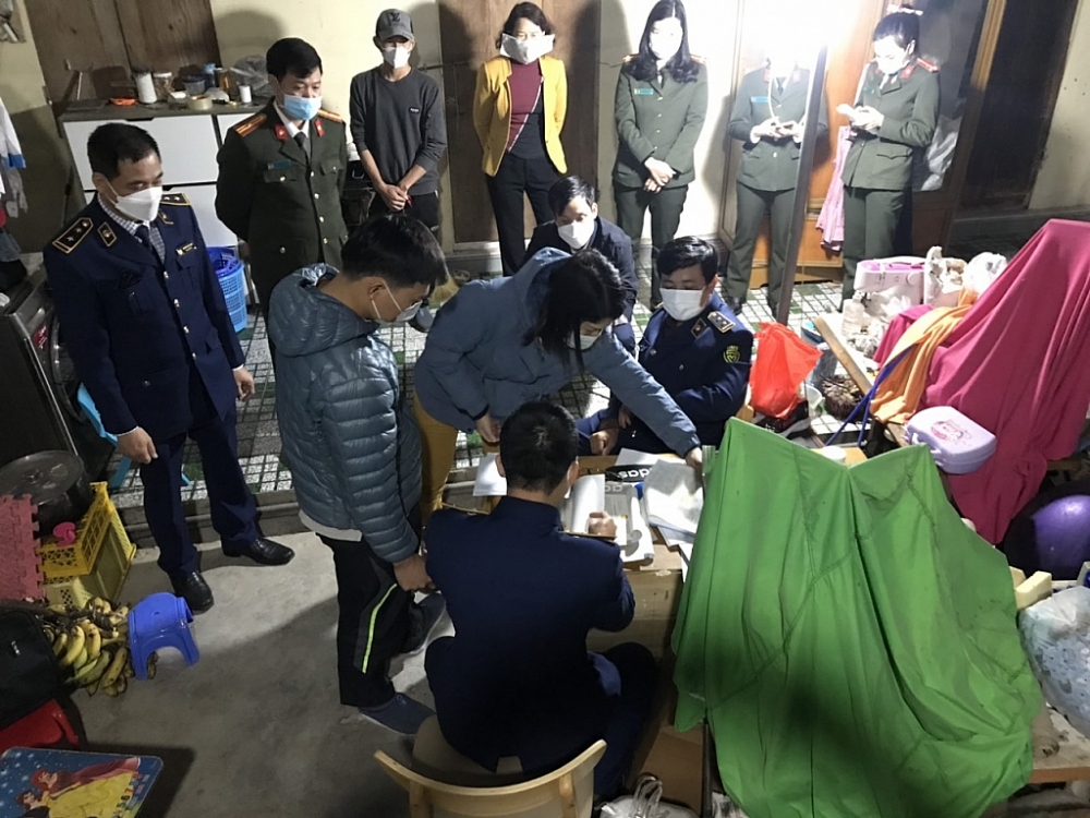 Lực lượng QLTT kiểm tra, thu giữ 1.713 chiếc áo khoác giả mạo nhãn hiệu. Nguồn Tổng cục QLTT