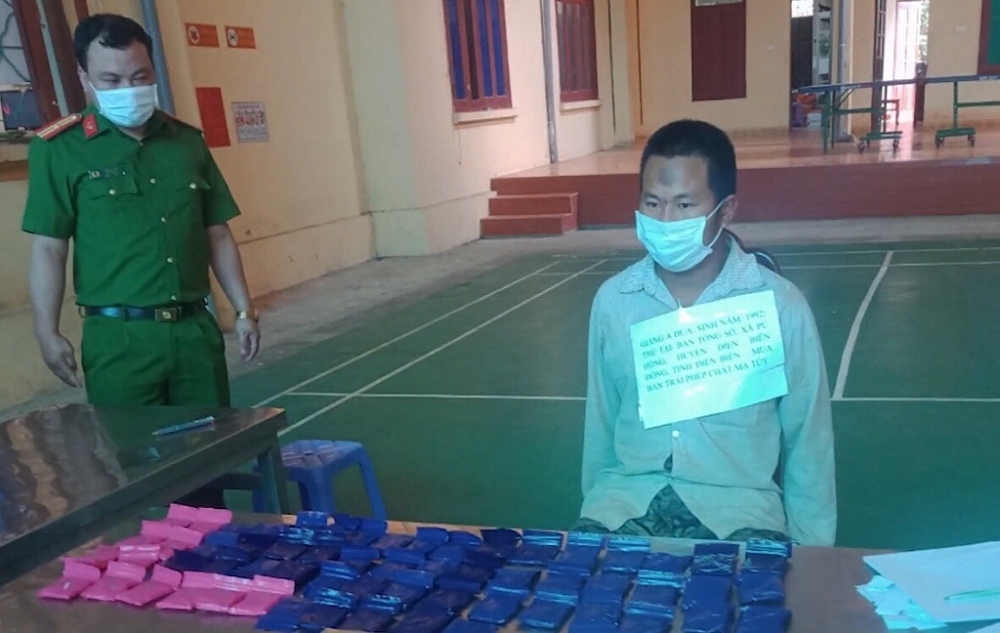 Đối tượng cùng tang vật tại cơ quan Công an.